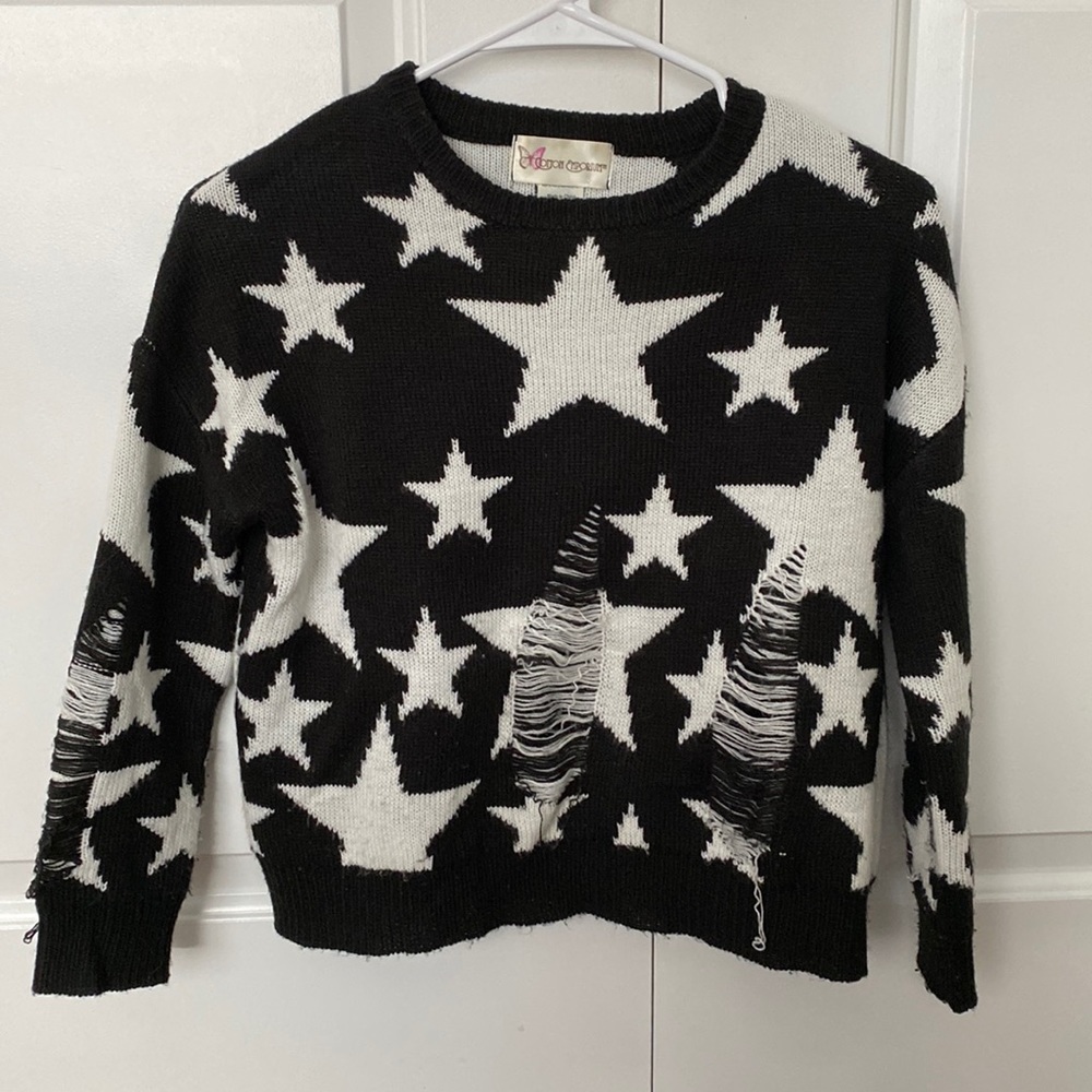 Cute and cozy star sweater with tattered look